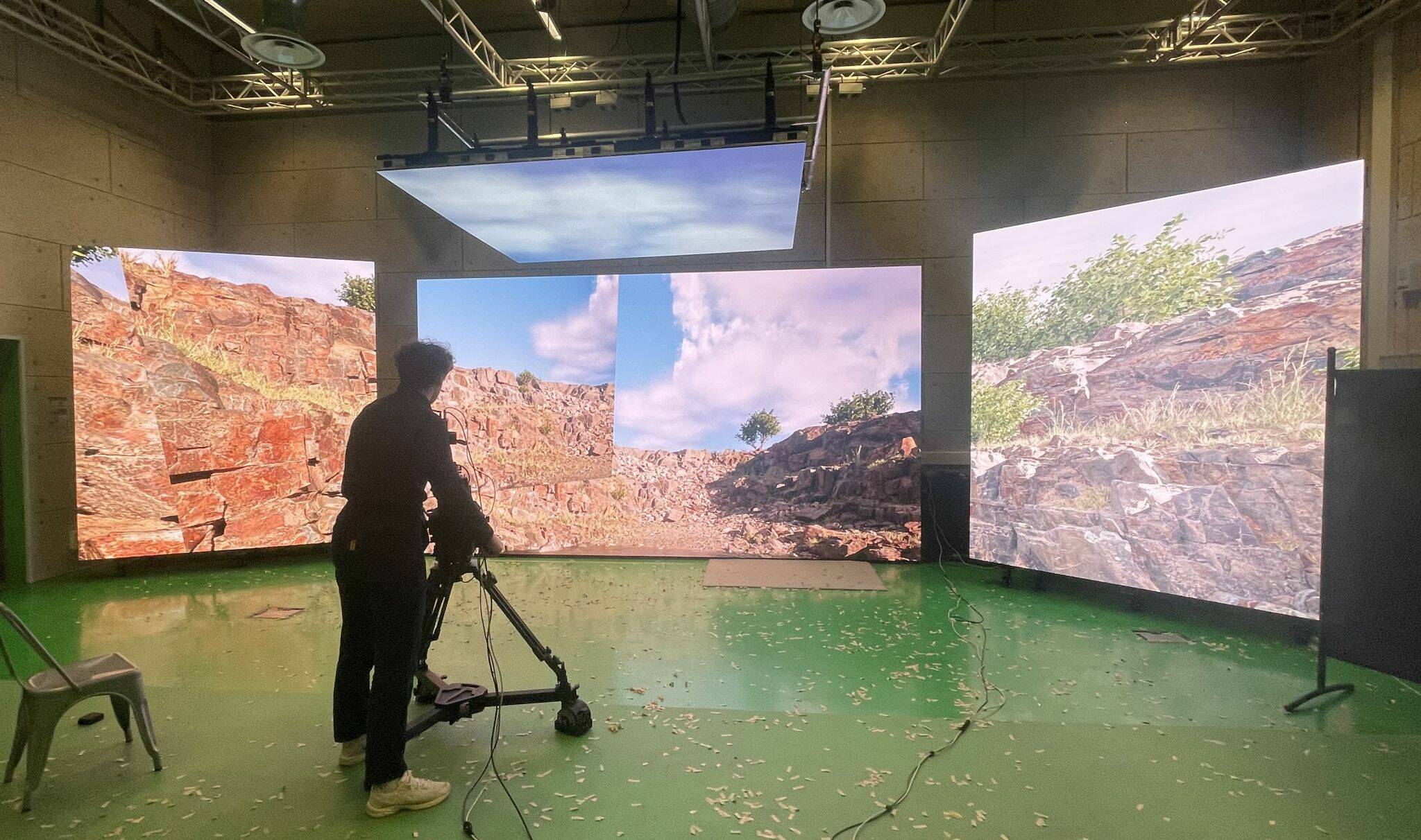 Opérateur réglant le camera tracking devant le mur LED