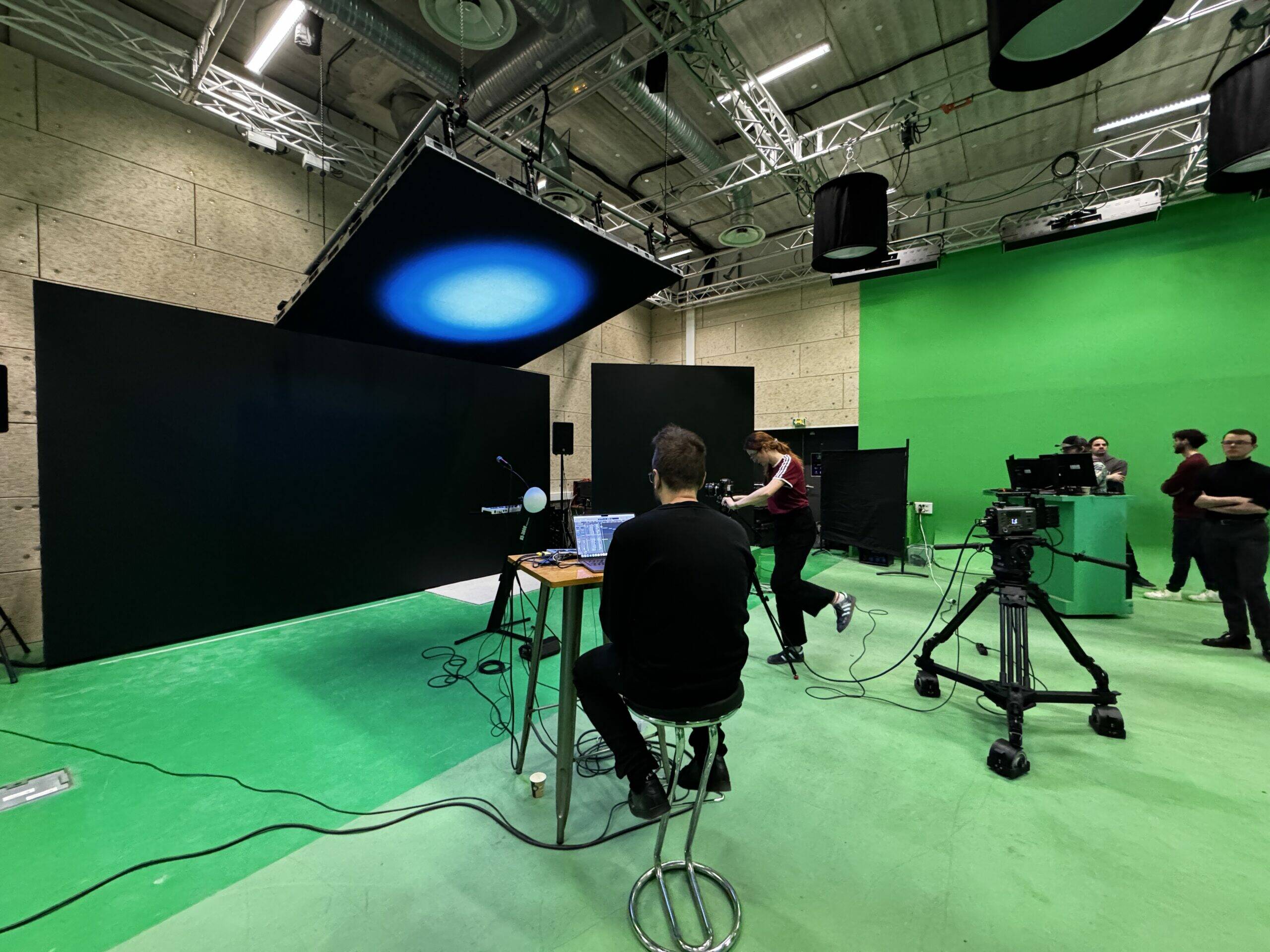 Plateau de tournage avec mur LED affichant un décor virtuel