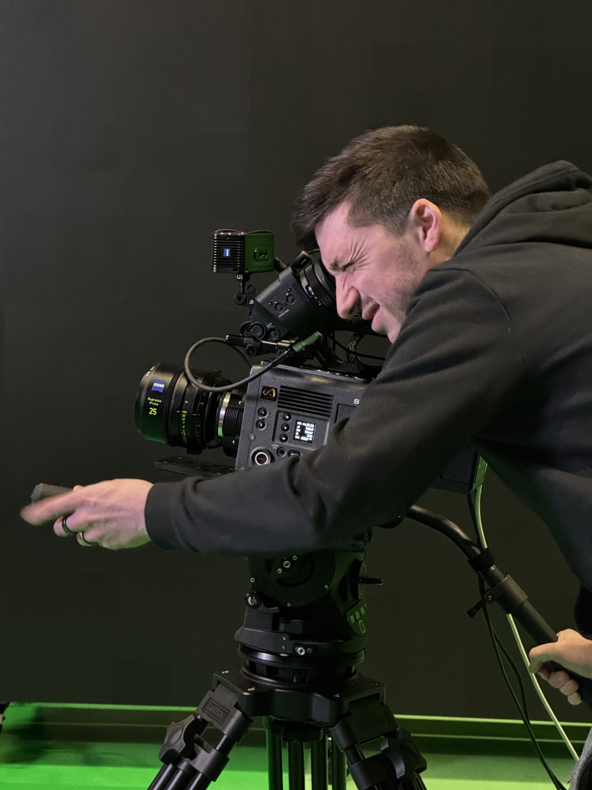 Opérateur caméra devant un volume LED