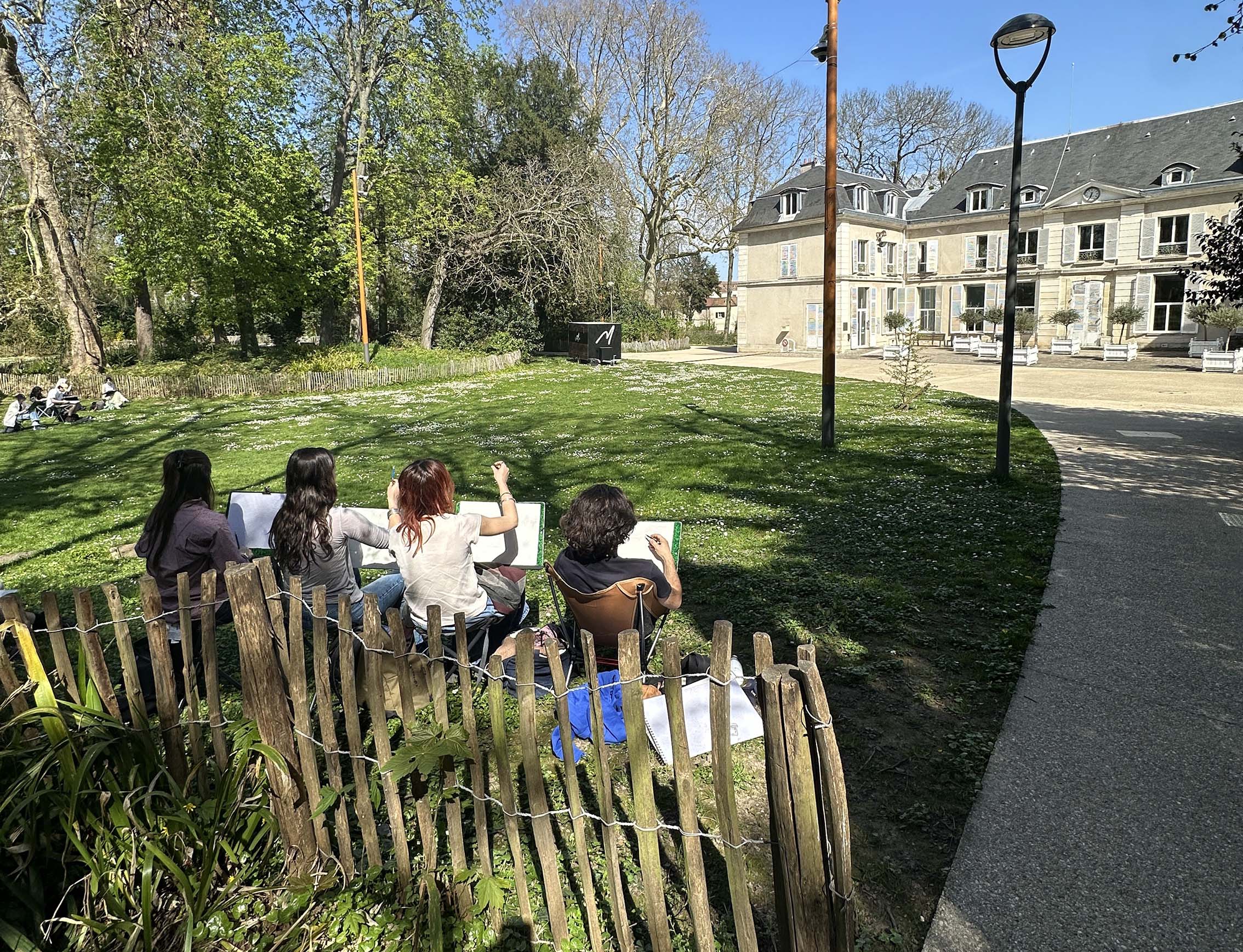 Étudiants en atelier de dessin d'observation d'après modèle vivant — Prépa Arts Appliqués, École Georges Méliès, Orly